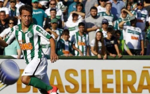 المانيو مهتم بخدمات لاعب برازيلي