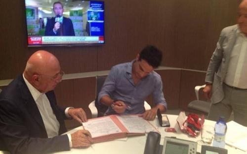 اللاعب الجديد للميلان بكى بعد الإنضمام