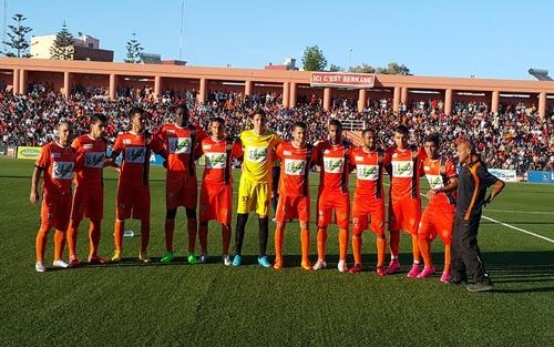 نهضة بركان يضع شعار الرابطة الجزائرية على تذاكر مباراة "الديربي"