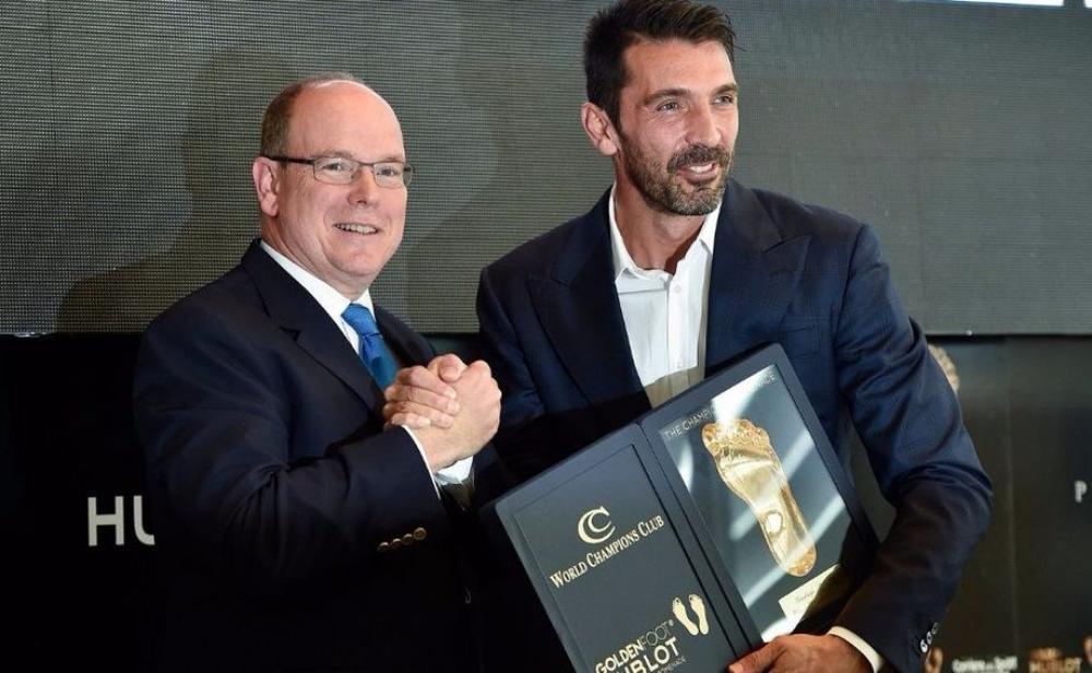 الإيطالي بوفون يظفر بجائزة القدم الذهبية