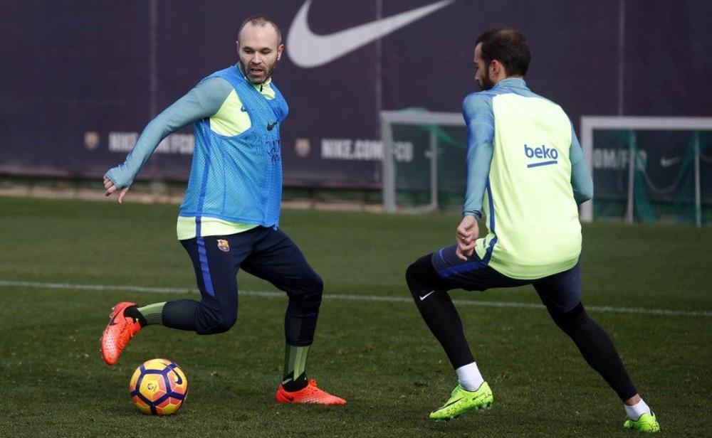قائد برشلونة إنييستا يعود للتداريب الجماعية