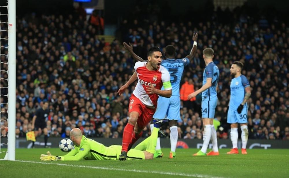 القناص فالكاو يتربص بفريسته مانشستر سيتي