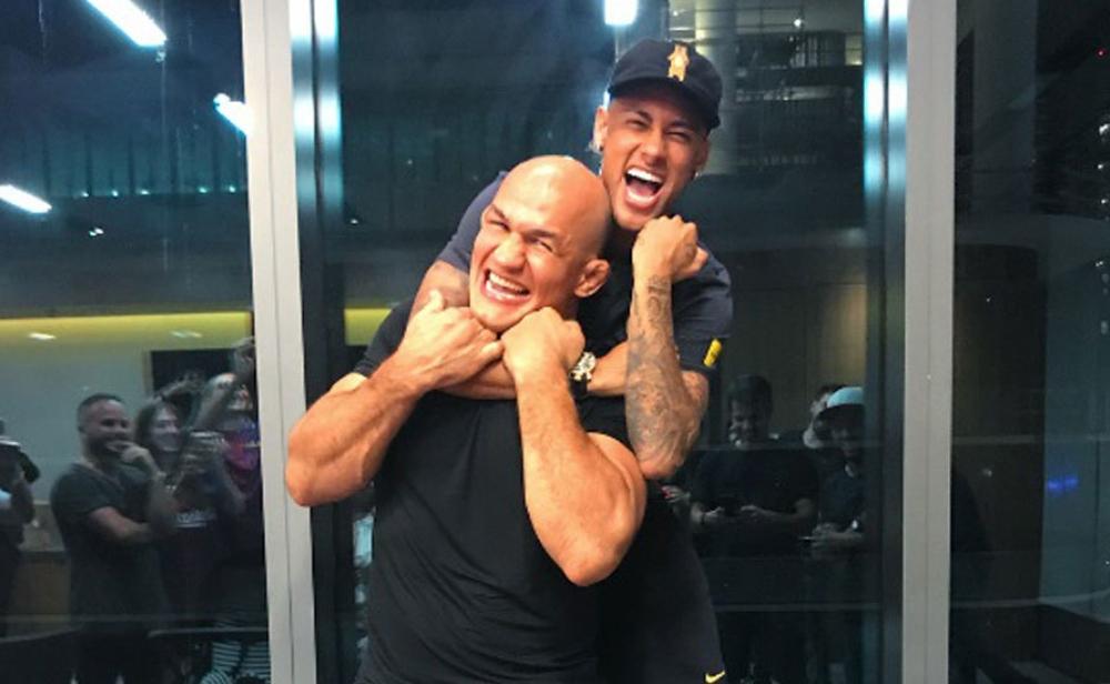 صور | نيمار يجتمع بأصدقائه في مطعم "Paris 6"