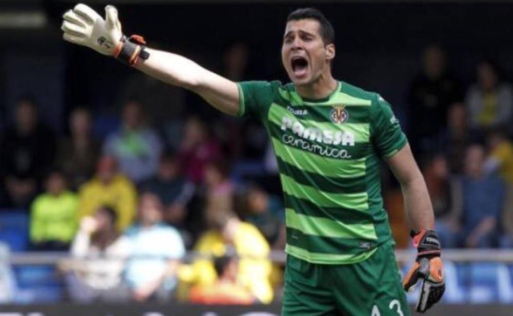 فياريال يخسر جهود حارس مرماه لمدة طويلة