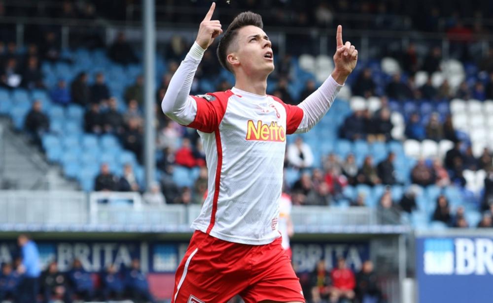 شتوتجارت يتعاقد مع لاعب أوجسبورج إيريك تومي