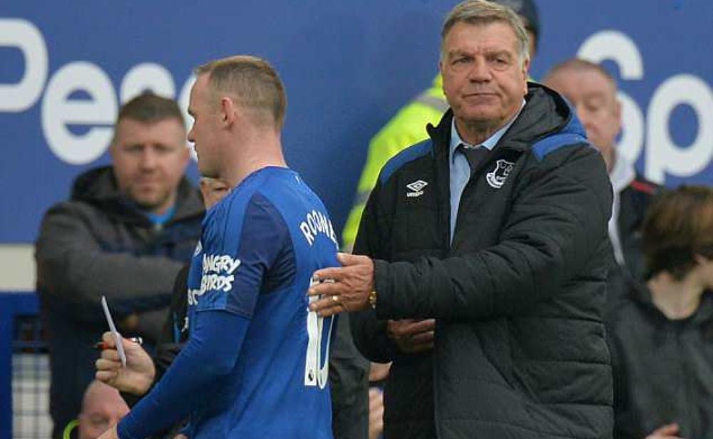 مدرب إيفرتون يثير الغموض حول مستقبل روني