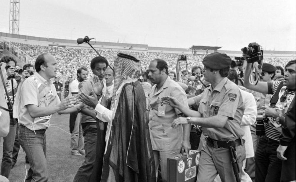 'أنيكدوت المونديال' | أمير الكويت يقتحم الملعب ويأمر الحكم بإلغاء الهدف!