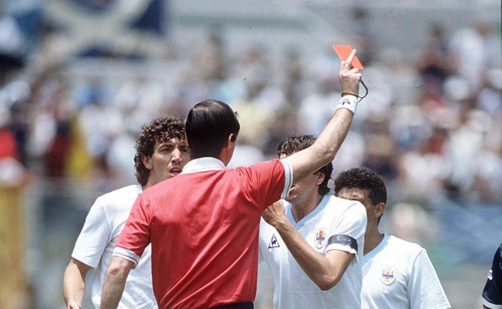 'أنيكدوت المونديال' | أسرع طرد في كأس العالم... 56 ثانية ثم حمراء