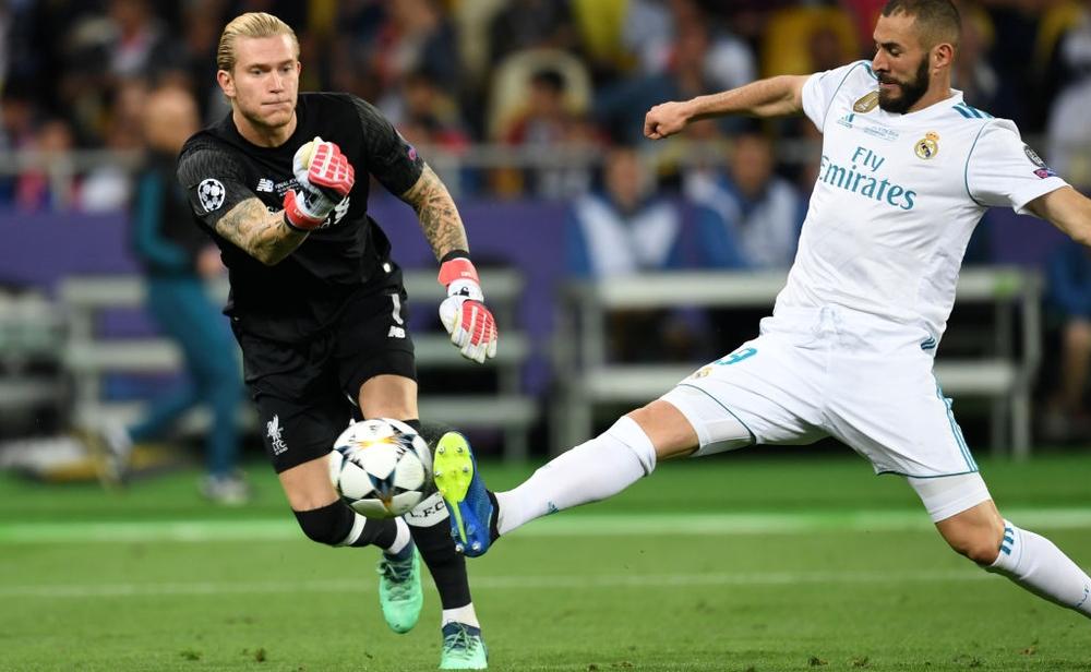 "الويفا" يحدد موقفه من إصابة حارس ليفربول بارتجاج دماغي