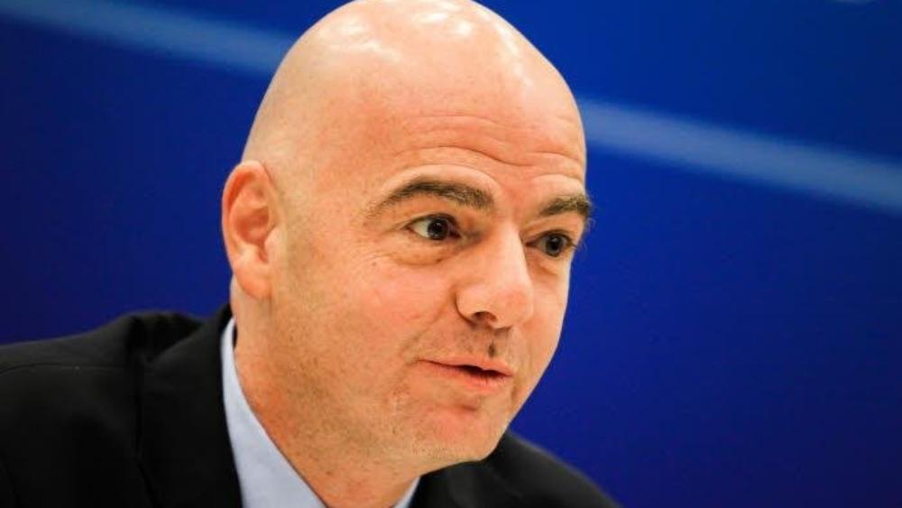 رئيس الفيفا يتعهد بثورة في نظام الانتقالات