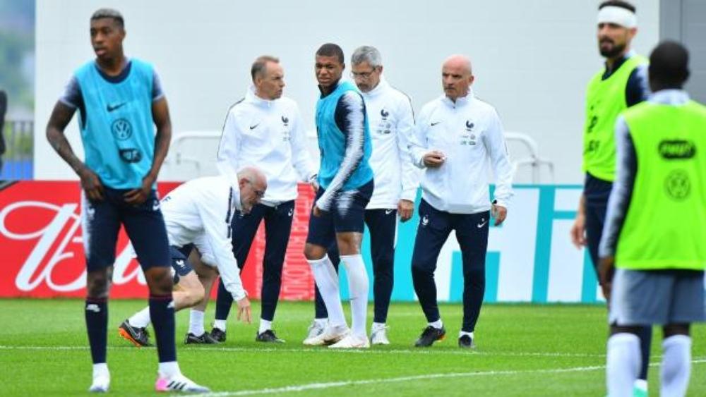 الإصابة تُحاصر مبابي في تداريب "الديوك"