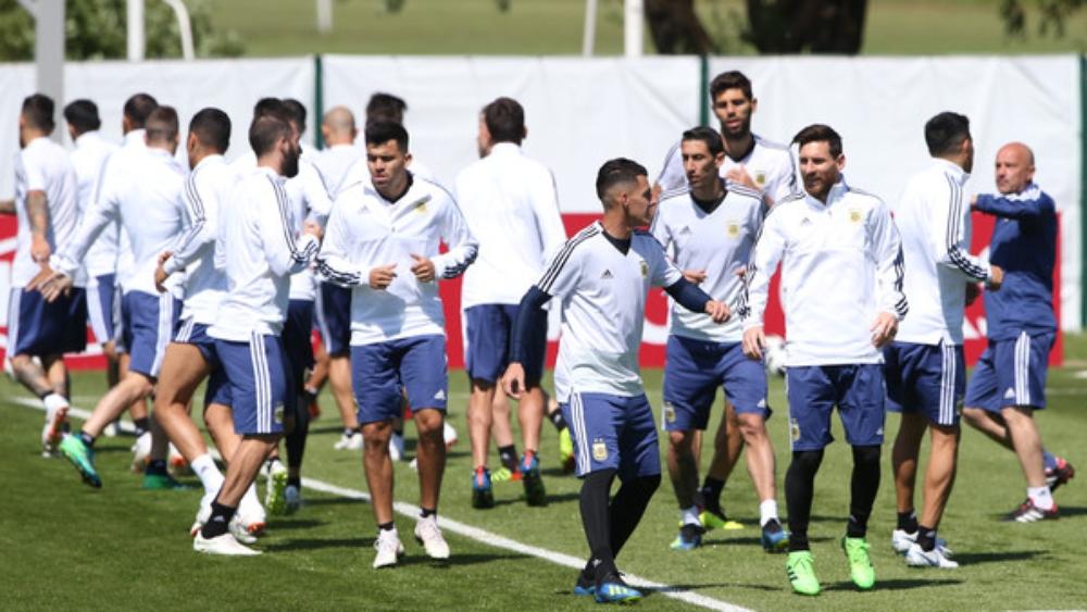 ميسي يقود تشكيلة الأرجنتين أمام أيسلندا