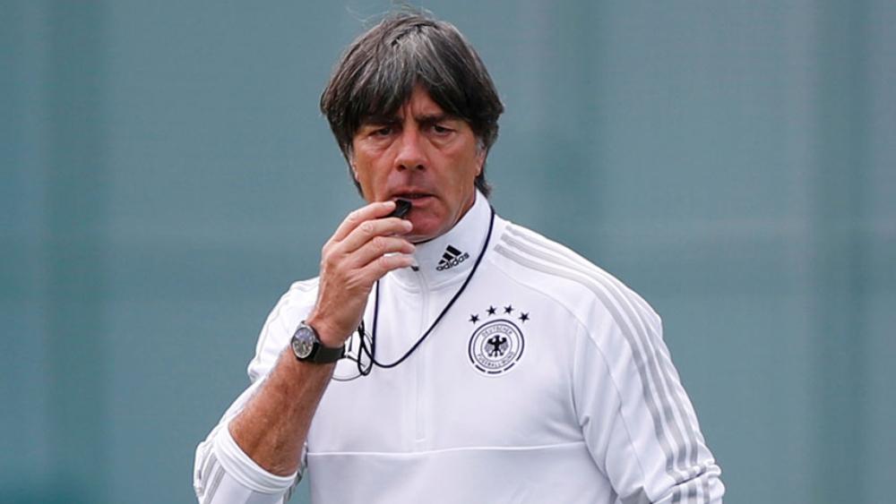 يواكيم لوف يُدافع عن لاعبيْه أوزيل وغوندوغان