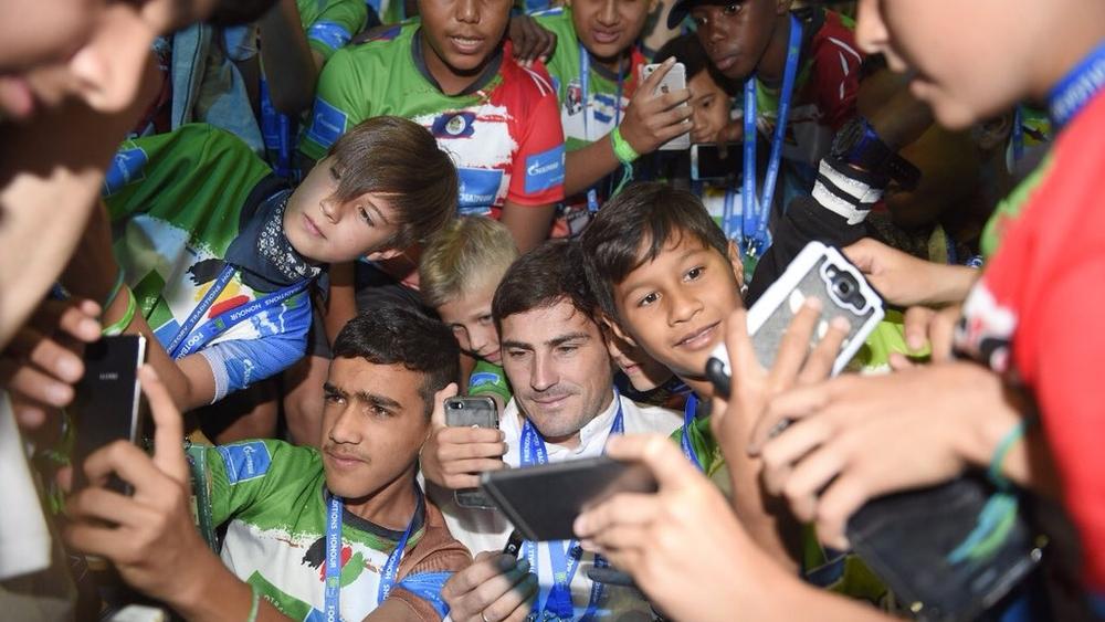 كاسياس يُدخل البهجة في قلوب أطفال "كرة القدم من أجل الصداقة"