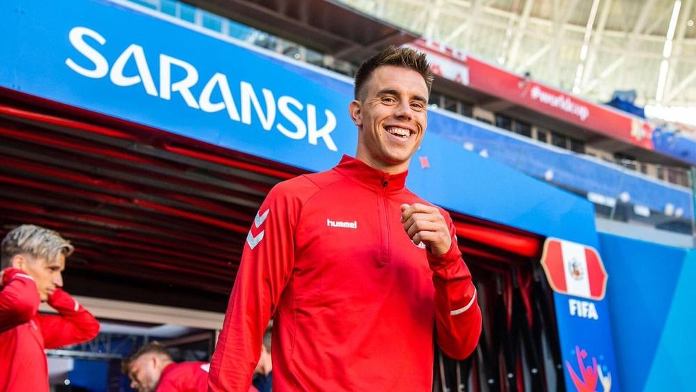 لاعب الدنمارك يغادر المعسكر لرؤية ابنته... وزملاءه يقدمون له هدية خاصة