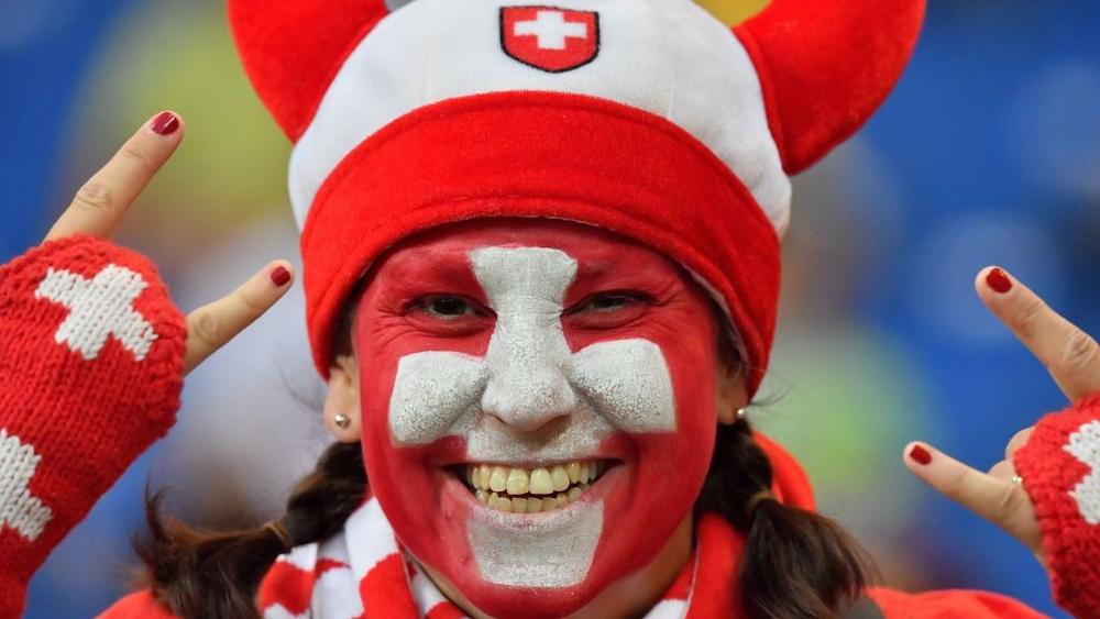 3 مشجعين من سويسرا يصلون روسيا على جرار