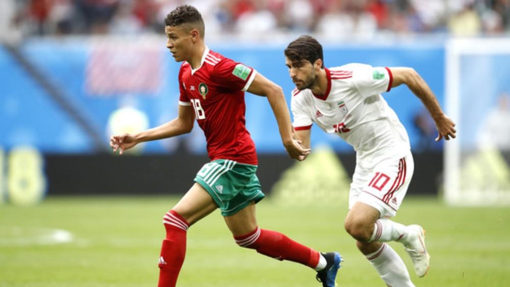 أمين حاريث يُداعبُ مفكرة أيسي ميلان الإيطالي