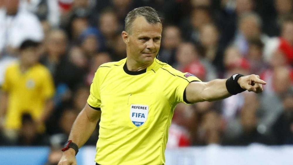 حكم هولندي يدير مباراة روسيا وإسبانيا غداً الأحد