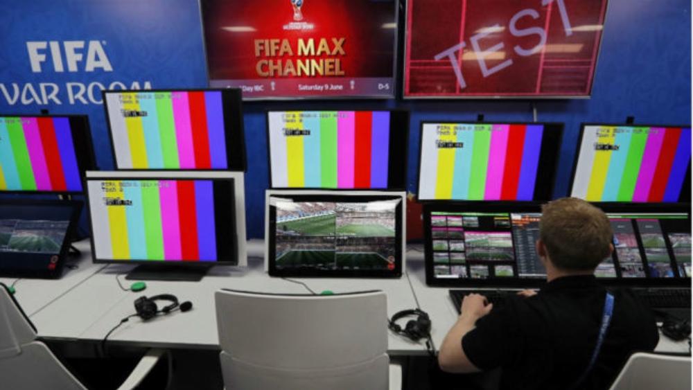 إسباني يُقاضي "الفيفا".. ويُطالب بتعويضٍ قدره 15 مليون يورو بسبب "VAR"!