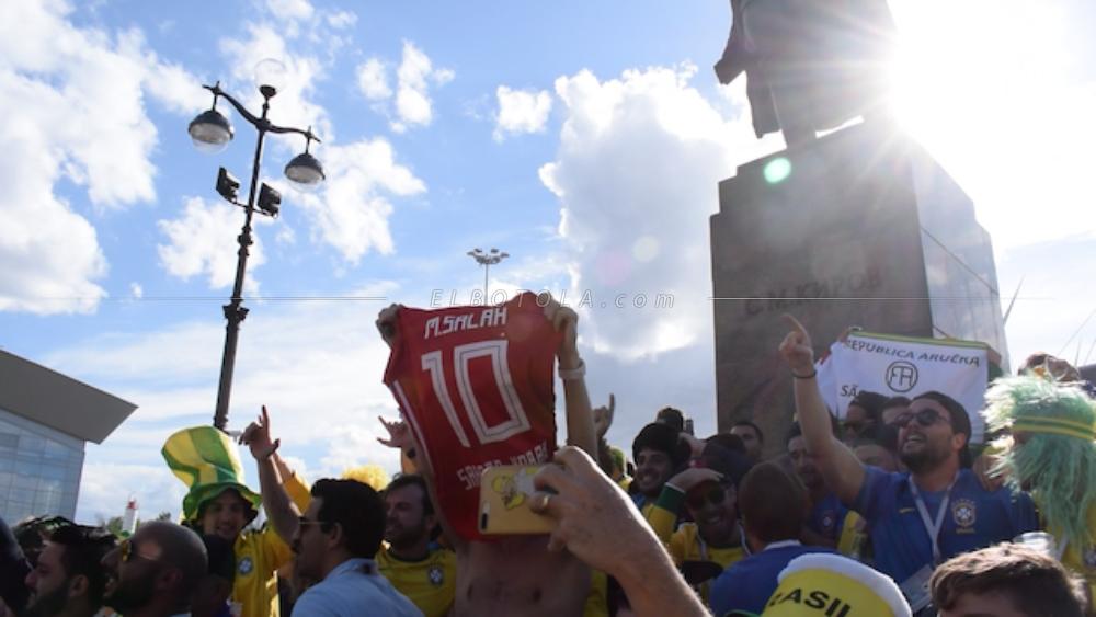 بالفيديو | الجمهور البرازيلي يَدعم محمد صلاح ويحتفل مع قميصه!