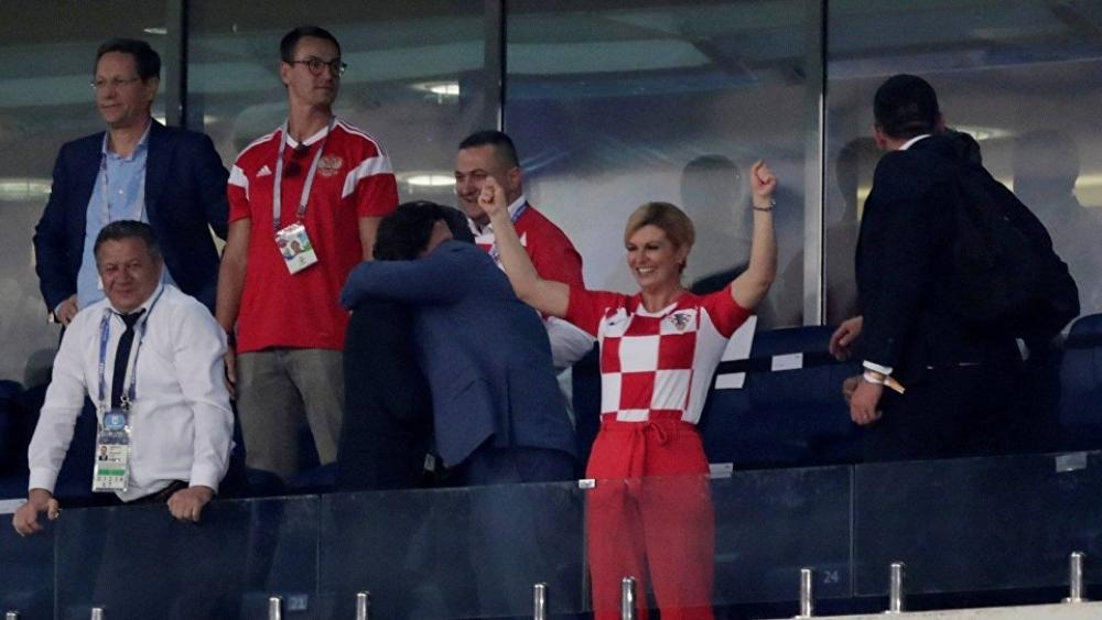 رئيسة كرواتيا سافرت إلى روسيا على نفقتها الخاصة رفقة الجماهير