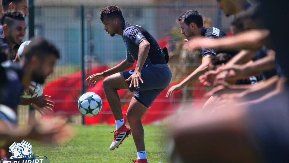 مدرب "بطل المغرب" يمنح اللاعبين يوما للراحة قبل إستئناف التداريب