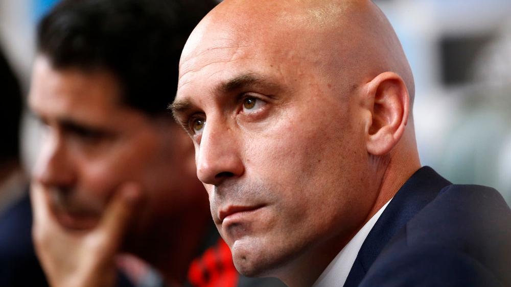 رئيس الاتحاد الإسباني لا يتوقف عن إثارة الجدل