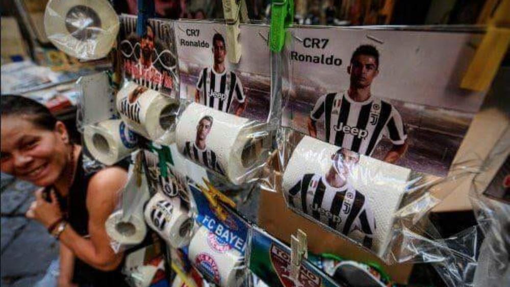 الـ"نابوليستا" يبدأون الحرب على رونالدو بـ"أوراق المرحاض"!