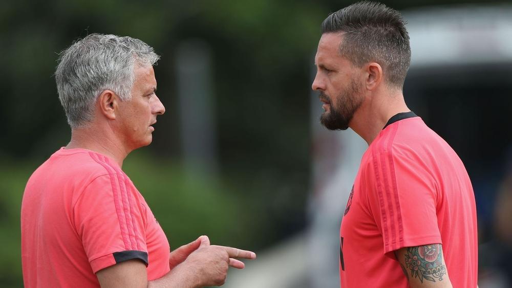 مورينيو يؤكد غياب مدافع مانشستر يونايتد حتى سبتمبر