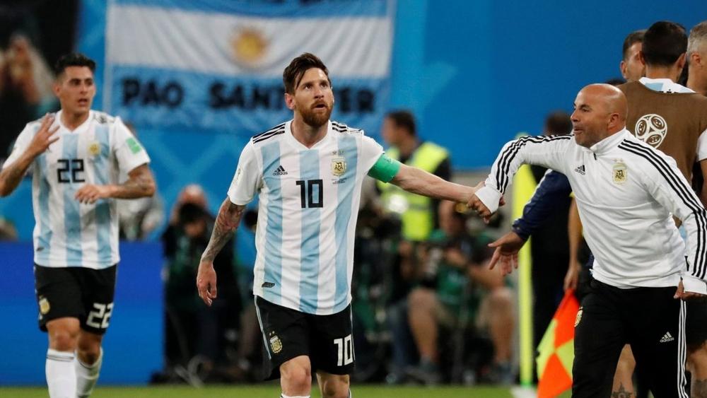 ميسي لسامباولي: "لم نعد نثق بك... كنت تطلب مني اختيار من سيلعب معي"