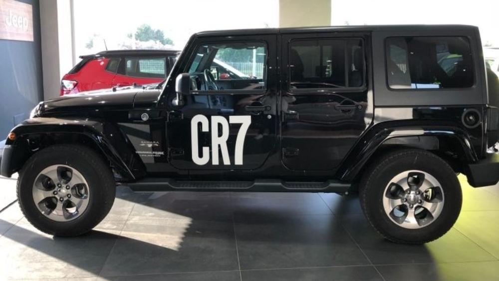 بالصور | للاحتفال بقدوم كريستيانو مشجع ليوفنتوس يشتري سيارة "CR7"