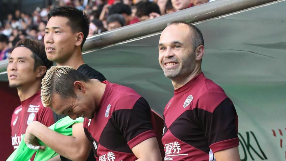 إنييستا ينهزم بثلاثية في بداياته باليابان