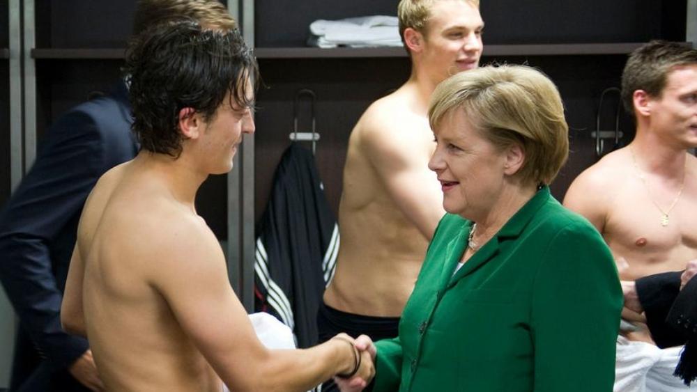 ميركل تُعلِّقُ على قرار ترك أوزيل المنتخب الألماني