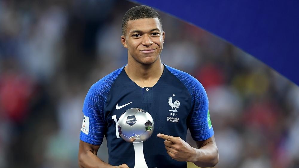 كيليان مبابي يُفْصِحُ عن لائحة مُرشَّحيه للفوز بالكرة الذهبية