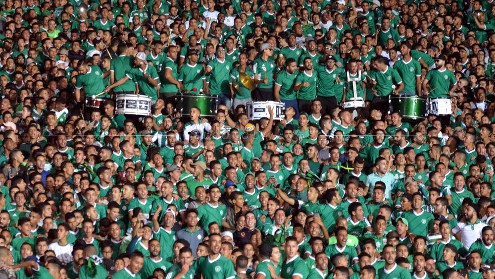 صفحة عالمِية تُسلط الضوء على إبداعات جماهِير الرجاء في مُباراة الأسِيك