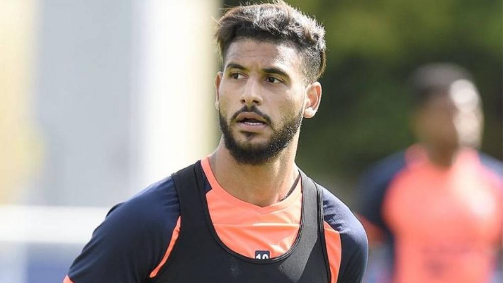 أيت بناصر يَجْذِبُ اهْتِمام أندية أوروبية بالجُمْلَةِ