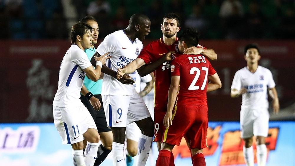 ديمبا با يتهم لاعبا بتوجيه إهانات عنصرية له في الدوري الصيني