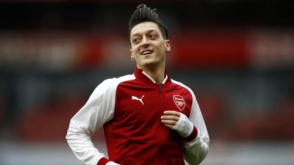 أوزيل يهرب من الانتقادات بتأسيس فريق إلكتروني