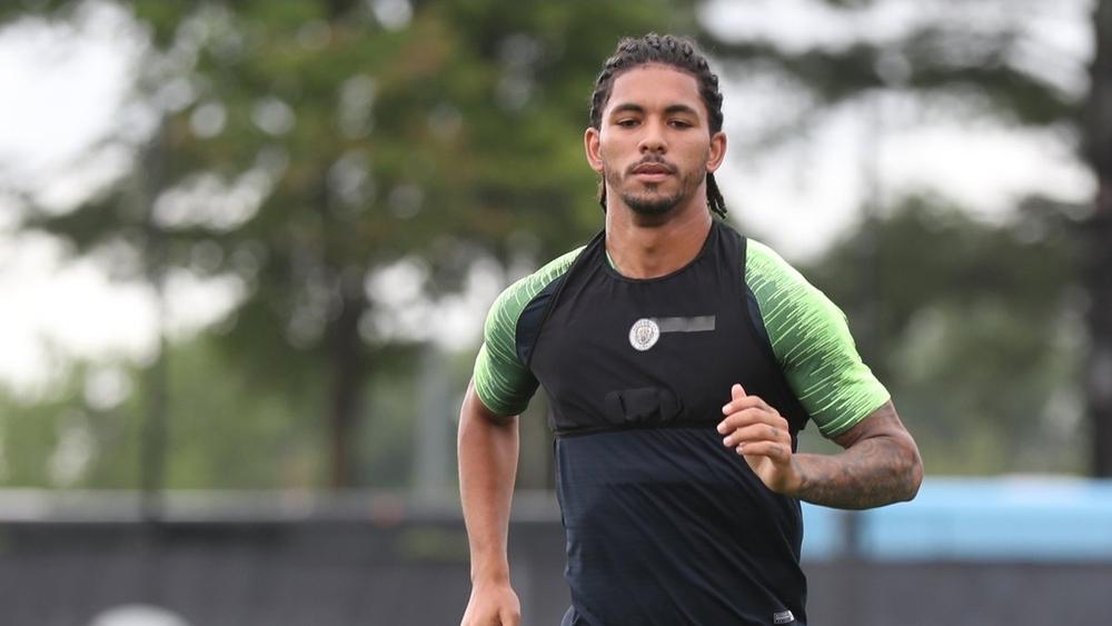 غوارديولا غاضب بسبب عدم منح البرازيلي لويز تصريح عمل