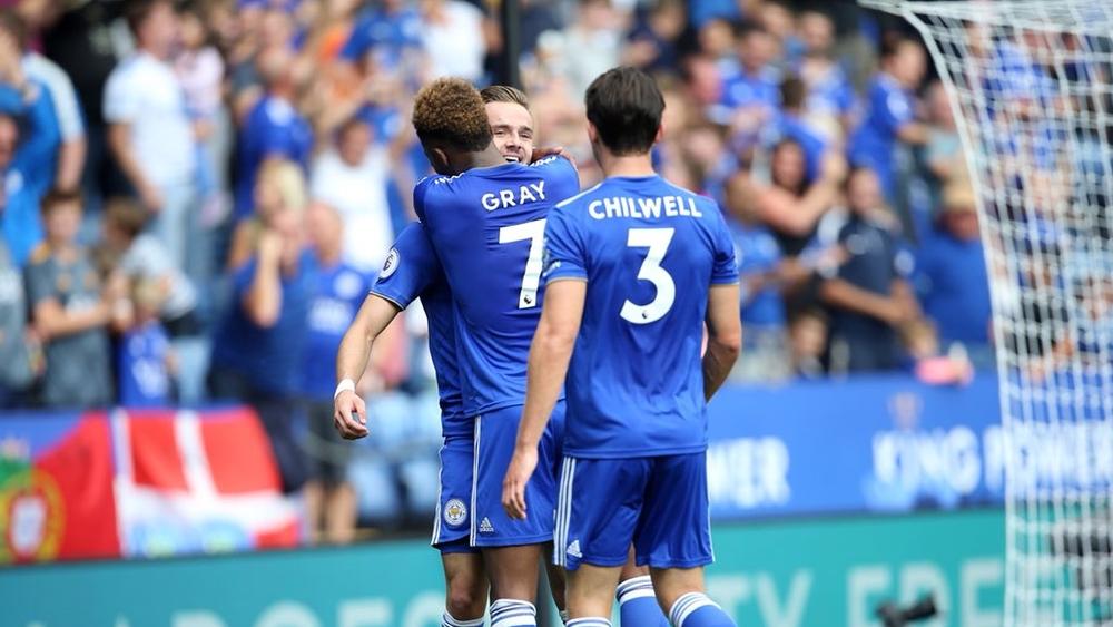 ليستر سيتي يهزم ولفرهامبتون رغم طرد المهاجم فاردي