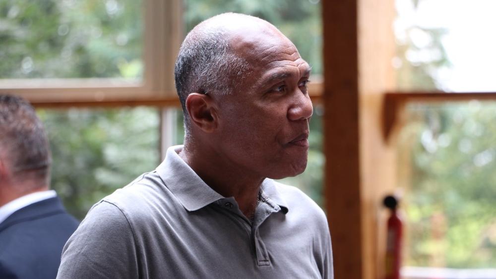 غانغون يُمدِّد عقد مدربه أنطوان كومبواريه