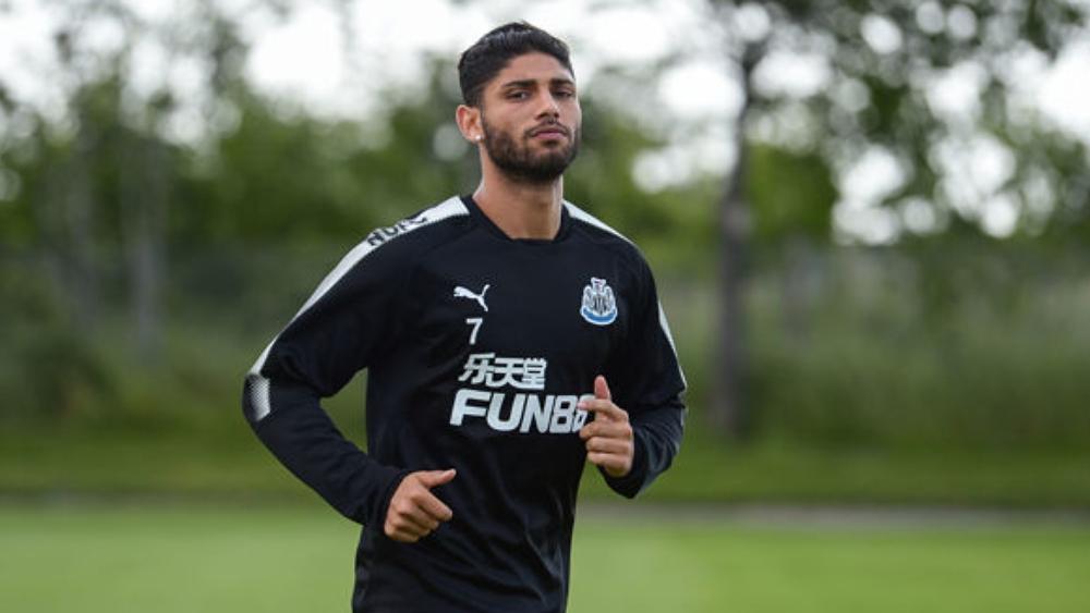 أنصار نيوكاسل يَصْطَفُّون إلى جانب أشرف لزعر