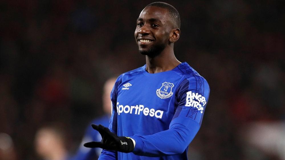 رسميا: أستون فيلا يستعير يانيك بولاسي