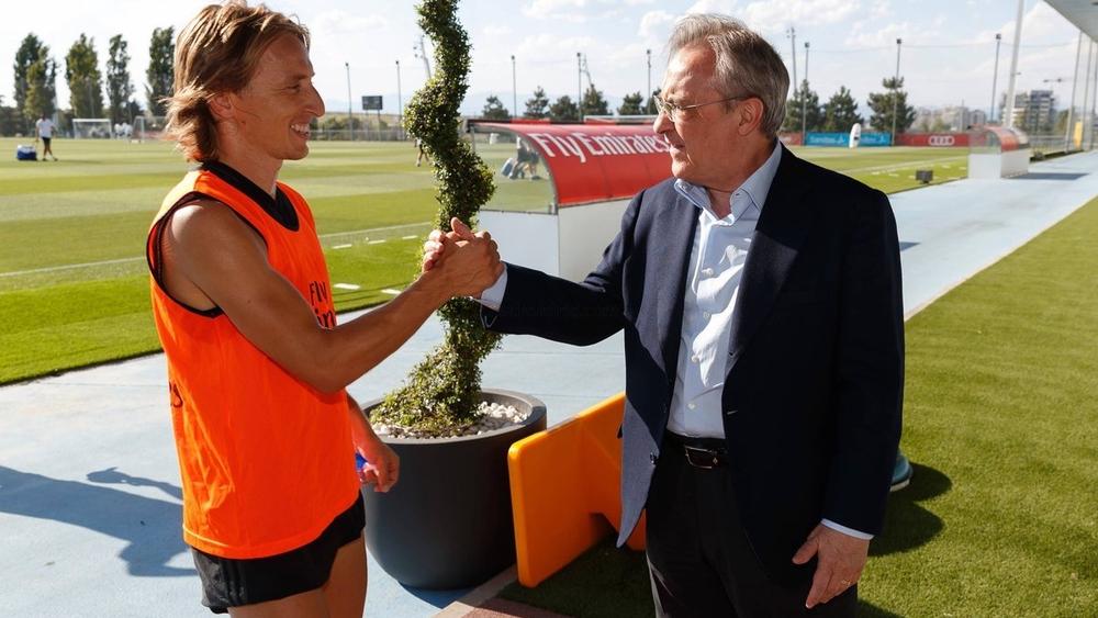 بيريز يفتح النار على الإنتر: "لم أر فريقاً يريد شراء لاعب بالمجان في حياتي!"