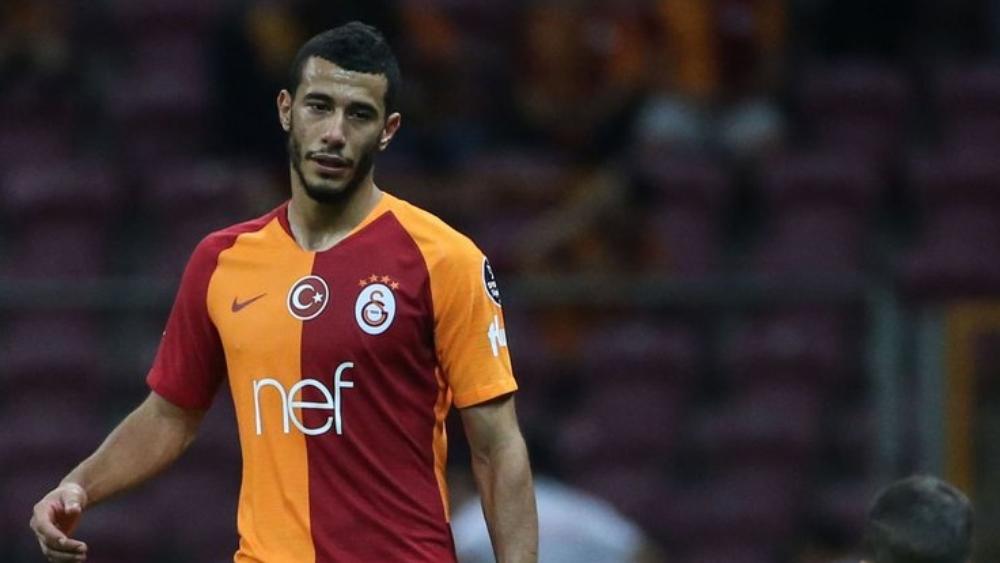 بلهندة يَصْطدِمُ بأنصار غلطة سراي والصحف التُّركية تَسْتعرِضُ "سوابِقَهُ"