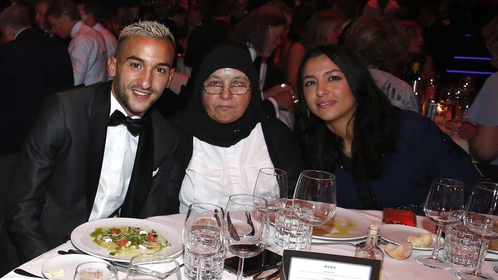 زياش يحظى بمرافقة أفراد أسرته في "أمسية الكرة الهولندية"