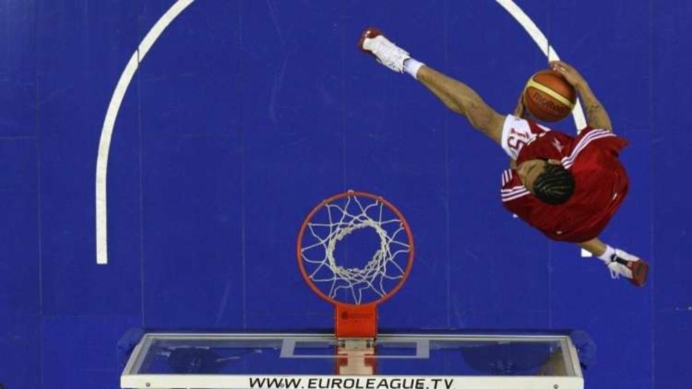 طرد لاعب من فريق كرة سلة بسبب مهاراته العالية!