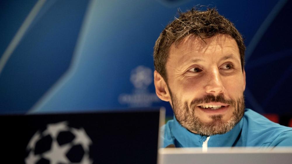 مدرب آيندهوفن للاعبيه: انتصروا ثم ابحثوا عن قميص ميسي