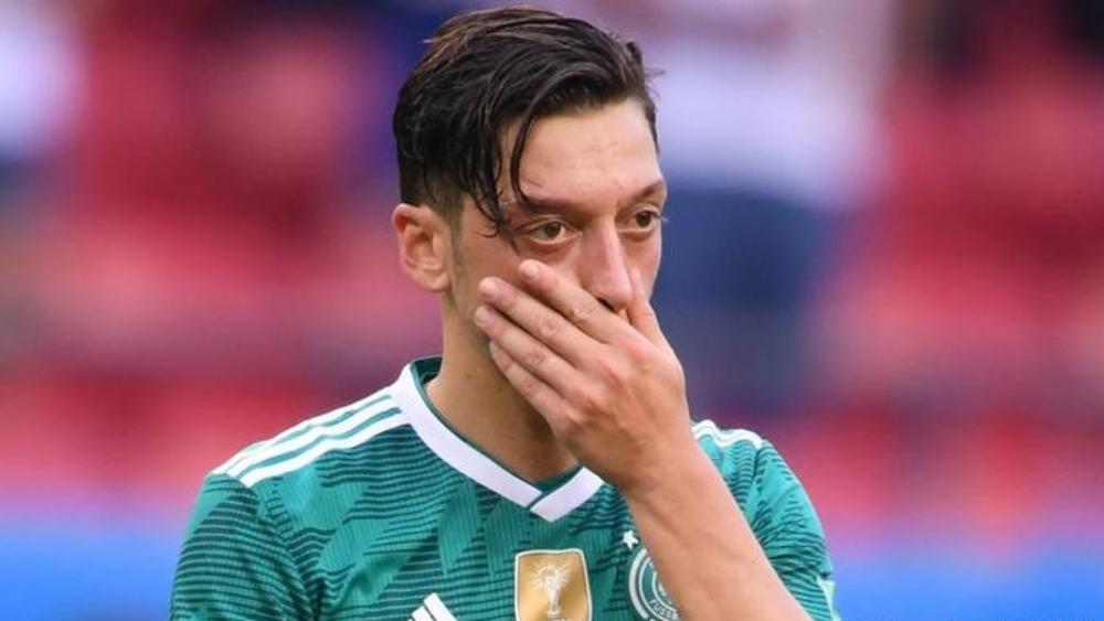 وكيل أعمال أوزيل يُهاجم نوير وتوني كروس