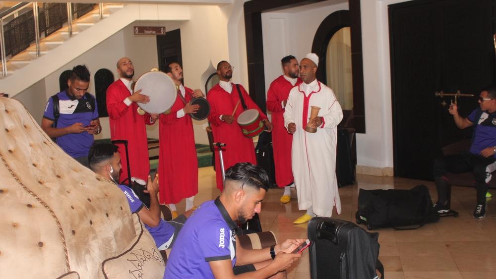 مسؤولو الوداد يستقبلون بعثة سطيف بـ"حفاوة" بعد وصولها للمملكة